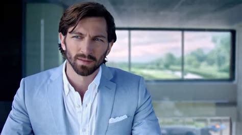 Michiel Huisman schittert in Chanel reclame (video) 